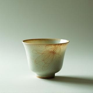 蝉の羽をモチーフにした透明感のある陶器の湯呑